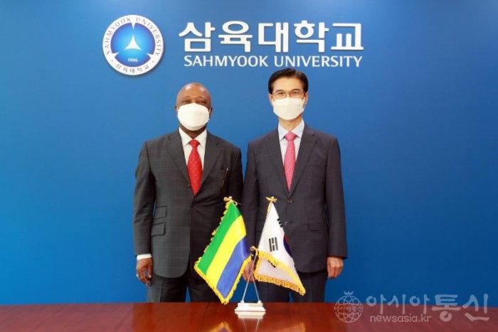 사본 -[사진] 오른쪽부터 삼육대 김일목 총장, 카를로스 분구 주한 가봉대사.jpg