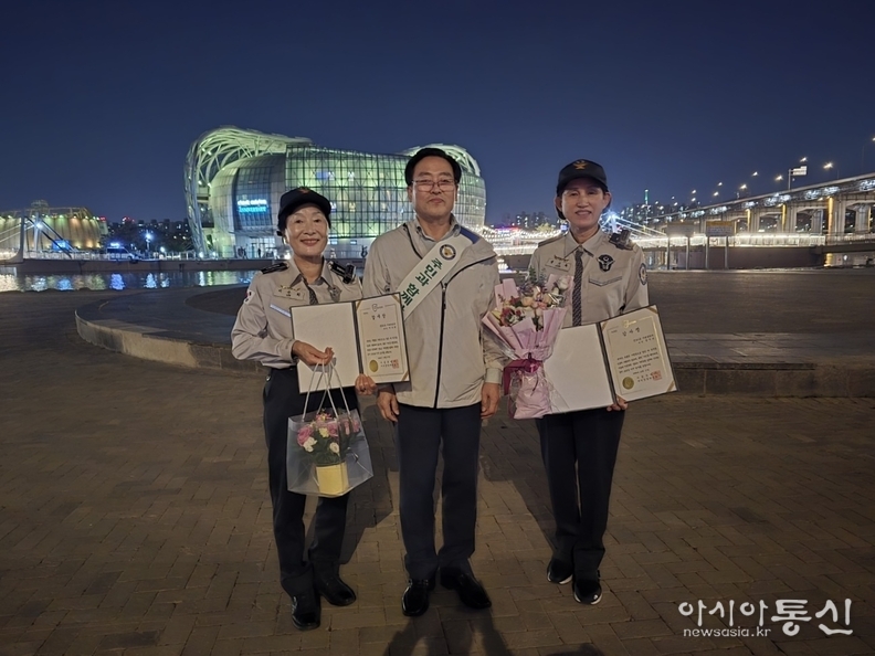 방배 자율방범연합대 대원 2명에게 감사장 수여(좌측) 이수희 대원, 이용표 서울시 자치경찰위원장, 장기옥 대원