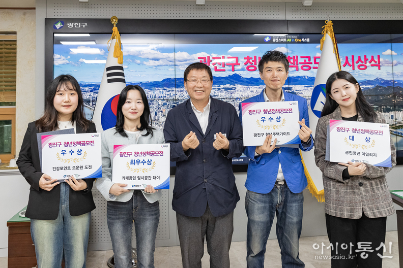 공모전 수상자와 기념사진