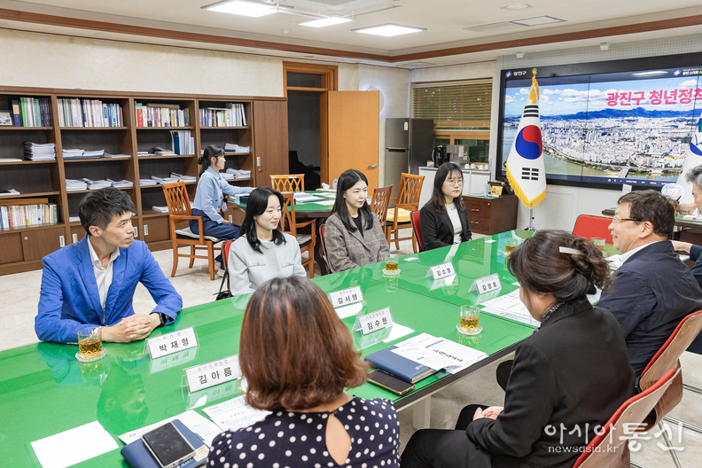 공모전 수상자들과 소통하는 모습
