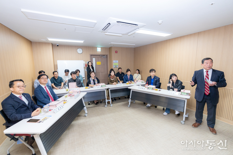 지난 17일 강남구의회 복지문화위원회 위원들이 논현문화마루에 위치한 강남문화원의 시설 운영 현황을 청취하고 있다.