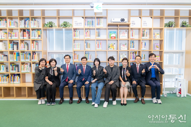 논현문화마루도서관에서 단체사진을 촬영 중인 복지문화위원회 위원들(우측에서 3번째 김현정 복지문화위원장, 4번째 우종혁 부위원장)