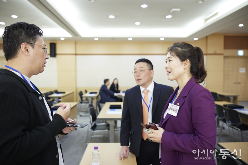 구미경 시의원(오른쪽), 2024 하이서울기업인증 지정서 수여식 참석 .