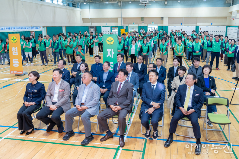 강남구 새마을가족 한마음 수련대회에 참석한 강남구의회 의원들 (첫 번째 줄 우측에서 3 번째 이호귀 의장, 두 번째 줄 좌측에서 3번째 복진경 부의장, 4번째 이동호 운영위원장, 우측에서 3번째 강을석 행정안전위원장, 2번째 이도희 경제도시위원장)