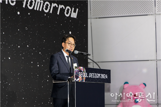 이상욱 부위원장이 <DDP디자인론칭페어> 시상식에 참석하여 축사를 하고 있다.