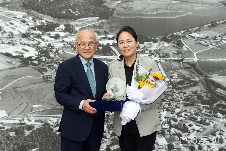 대한 노인회 팔달구 지회(지회장 이병학)로 부터 감사패를 받는 국미순 의원(수원특례시의회의원)