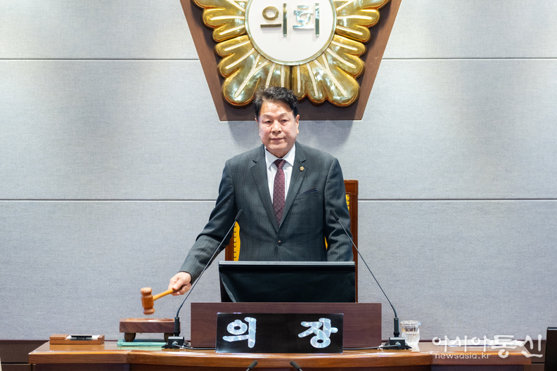 회의를 진행 중인 이호귀 의장