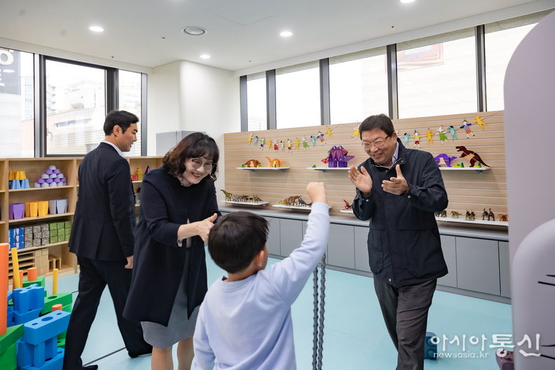 김경호 광진구청장(오른쪽 1번째, 자양4동점에서 아이들과 소통한 모습)