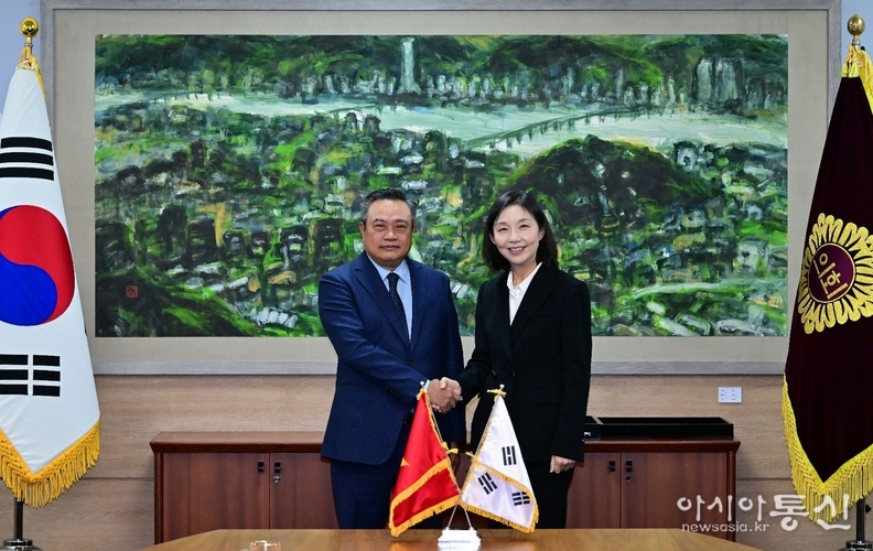 최호정 의장(오른쪽), 하노이인민위원장 접견…양 도시 간 교류협력 강화 논의.