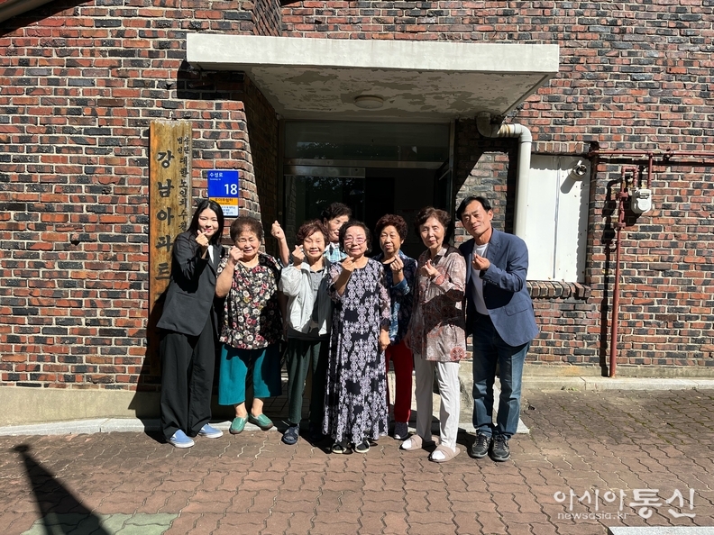 수원특례시 의회 김소진 의원(국민의힘 율천,서둔,구운,입북동)이 경로당 환경개선 사업에 직접 참여하고 있다