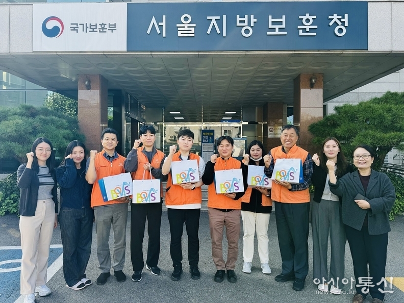 한화시스템과 서울지방보훈청 직원들이「나라사랑 푸드뱅크 9기」봉사활동의 시작과 함께 파이팅을 하고 있다.