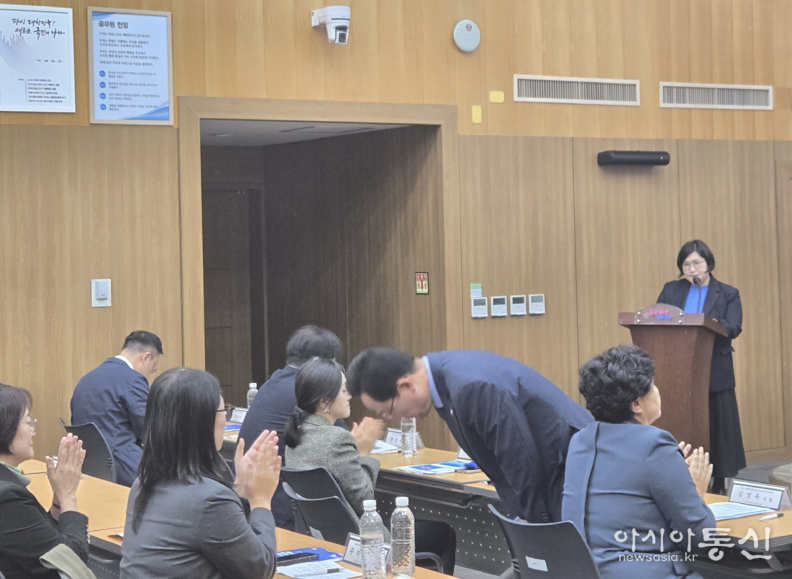 김형재 의원이 지난 25일 서울특별시 서소문청사 1동 13층 대회의실에서 개최된 서울시 자살예방 환경구축을 위한 전문가 정책 토론회 참석하여 참석자들에게 인사를 하고 있다.