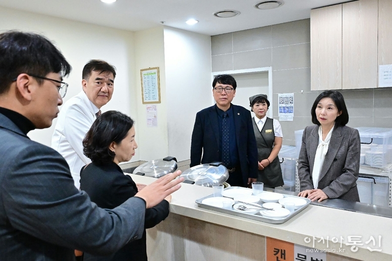 최호정 의장(오른쪽), 서울의료원 장례식장 다회용기 사용 점검