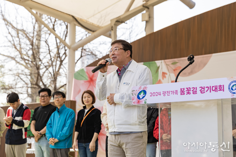 김경호 광진구청장(지난 4월 봄꽃길 걷기대회에서 인사말 중인 모습)