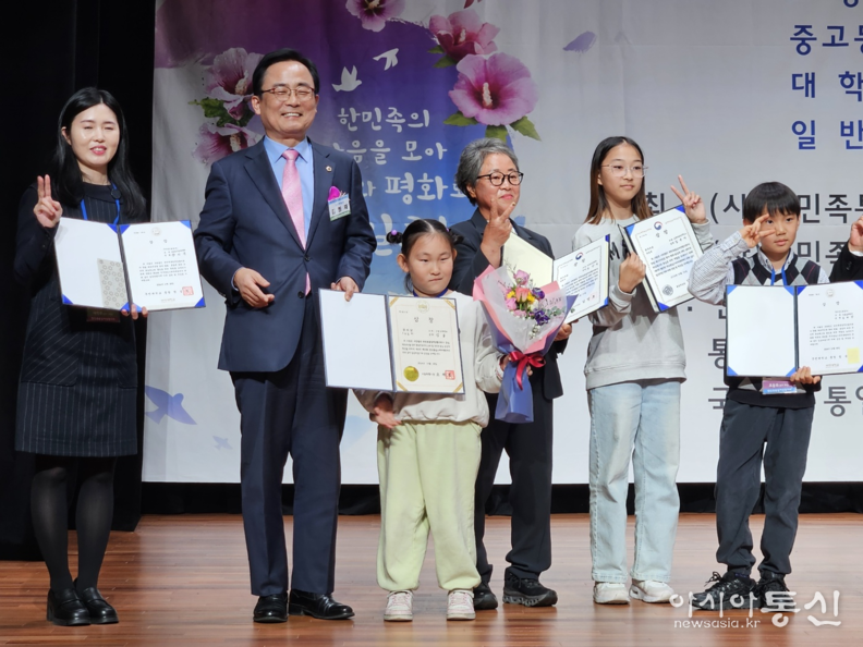 지난 26일 서초문화예술회관에서 개최된 제20회 전국 통일스피치대회에서 심사위원장으로 참여한 김형재 의원이 입상자들 시상 후 기념촬영을 하고 있다.
