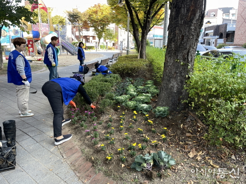 아름다운 지역 환경 조성을 위해 초화 식재를 하고 있다