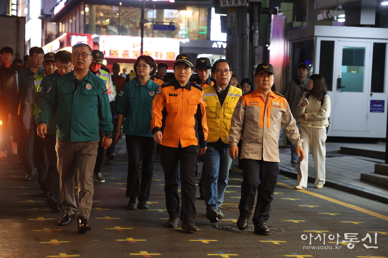 강남구의회 행정안전위원회 강을석 위원장, 김진경 부위원장, 핼러윈데이 대비 사고방지 위한 인파밀집 지역 현장 점검 모습.