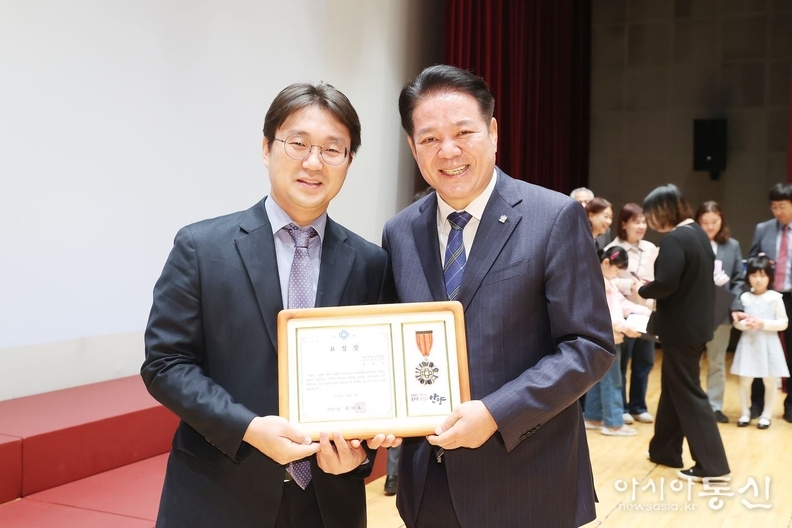 안양시(시장 최대호)가 감염병 예방등 유공자에게 표창장을 수여하고 있다