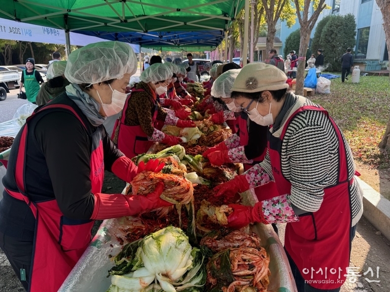 수원 인계동 새마을 부녀회(히장 김희자)가 사랑의 김장 담가주기 행사를 하고 있다.