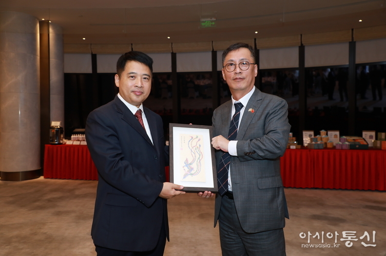 오민범 국장(우측)이 주하이시 관계자에게 기념품을 전달하고 있다.