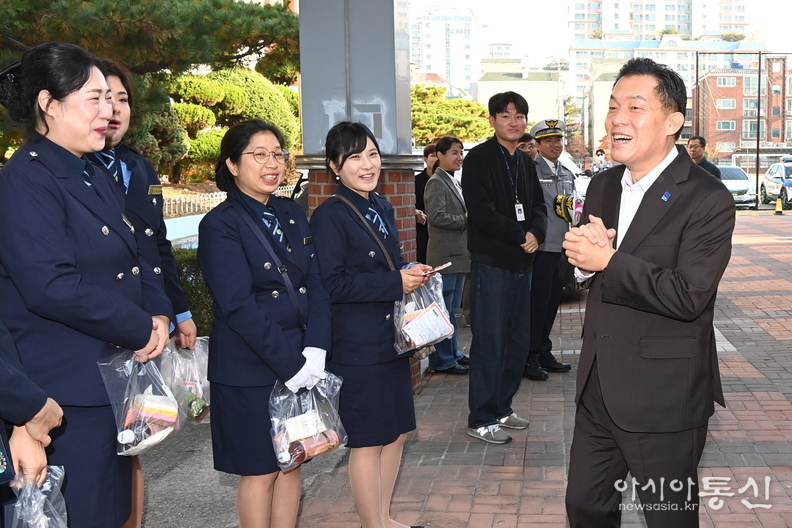 이재준 수원시장이 녹색 어머니회 경찰과 교통안전 캠페인을 하고 있다