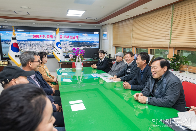 김경호 광진구청장(오른쪽 3번째)이 전통시장 상인들과 소통하고 있다.