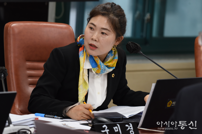 구미경 시의원이 2024년도 기획경제위원회 행정사무감사에서 질의 하고 있다.