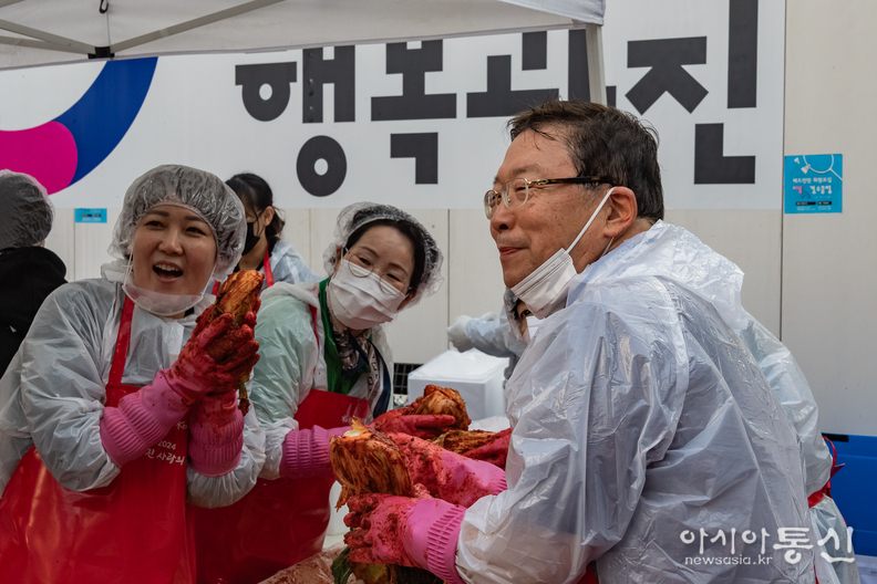 12일 광진구시설관리공단 앞 공터에서 열린 ‘광진 사랑의 김장 축제’에서 김경호 광진구청장도 참여해 일손을 보탰다.