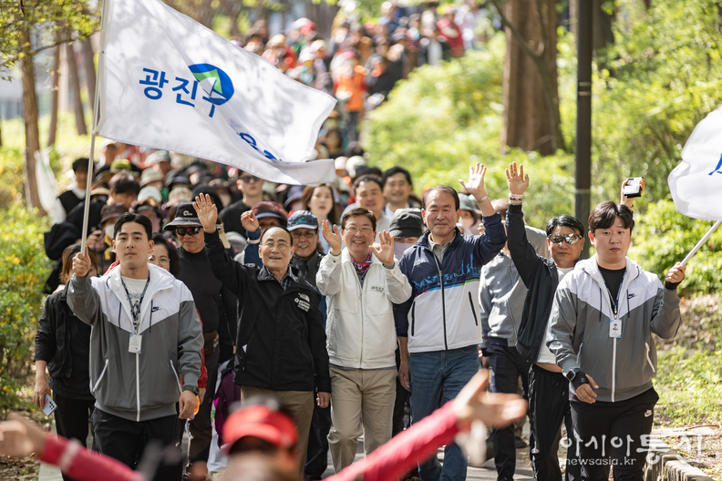 김경호 광진구청장(첫줄 왼쪽 3번째, 구민과 함께 걷기 운동 중인 모습)