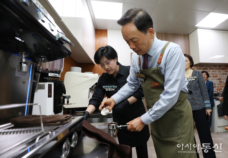 주민소통회 _일일바리스타가 된 조성명 강남구청장