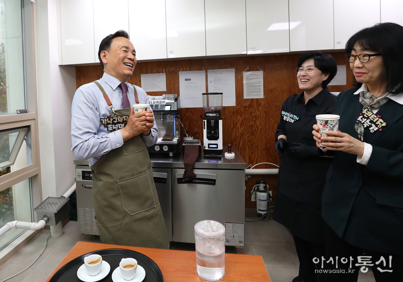 주민소통회_커피를 함께 마시며 소통하는 모습