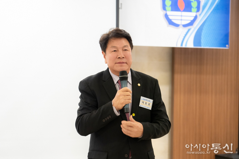 지난 14일 ‘제18차 서울 통일안보 특강’ 에서 강남구의회 이호귀 의장이 축사를 하고 있다.