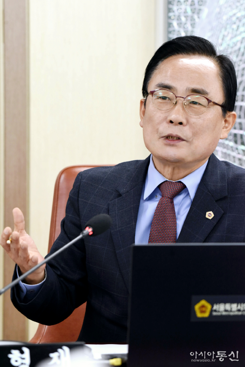 김형재 의원이 13일 개최된 서울시의회 문화체육관광위원회 행정사무감사에서 서울시 문화상 심사방식 문제에 대해 질의를 하고 있다.