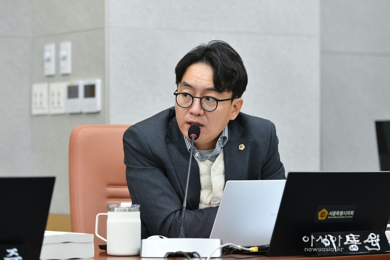  이상욱 시의원이, 디자인재단의 새활용플라자 운영 실태 점검 후 문제점을 지젹 하고 있다.