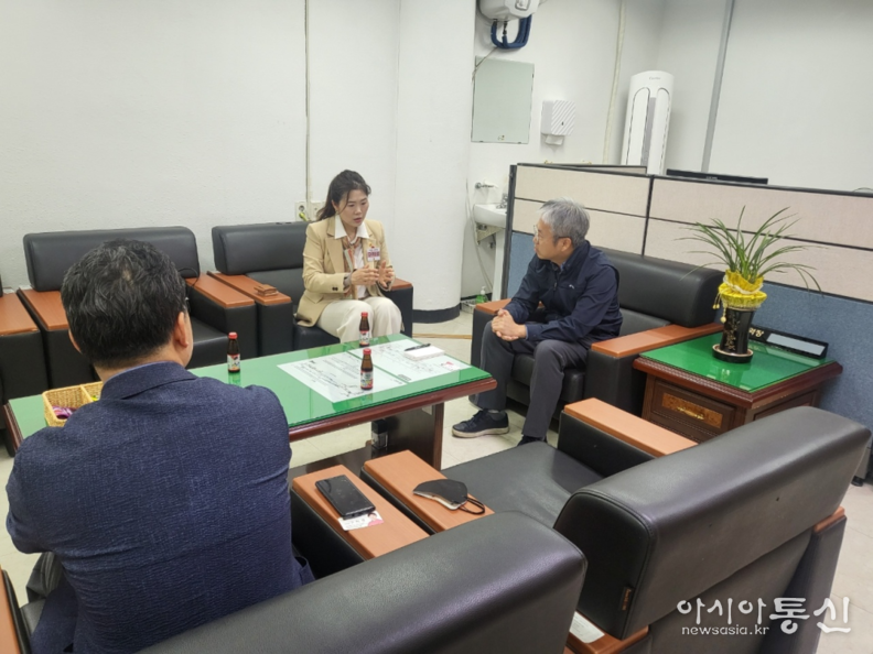 구미경 시의원, 왕십리역장과 면담…11번 출입구 엘리베이터 설치 논의 모습.