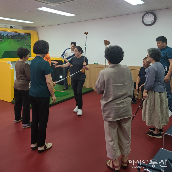 실내 스크린 파크골프를 배우는 구민들