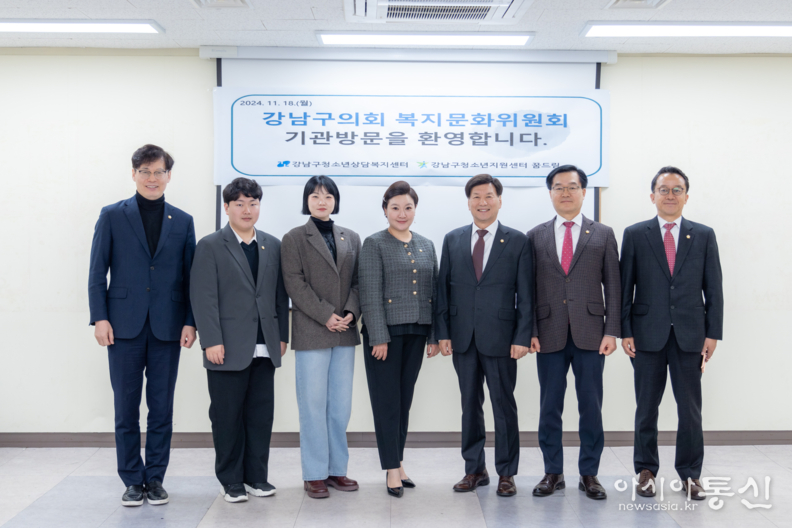 복지문화위원회 단체사진(좌측에서 4번째 김현정 복지문화위원장, 2번째 우종혁 부위원장 )