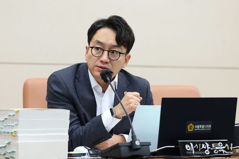 이상욱 의원이 제327회 정례회 운영위원회 행정사무감사에서 외국인 지하철 무임승차제도의 개선을 촉구 하고 있다.