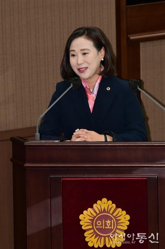 이새날 의원이 제327회 정례회 시정질문에서 정근식 서울시교육감을 상대로 질의 하고 있다.