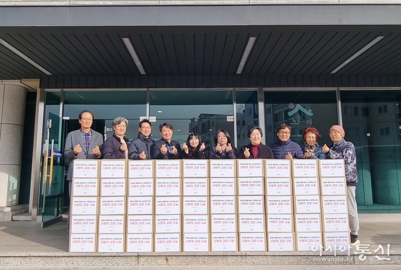 수원제일교회에서 어려운 이웃을 위해 수원 지동(동장 정순화)에 김치 100박스를 전달하고 있다
