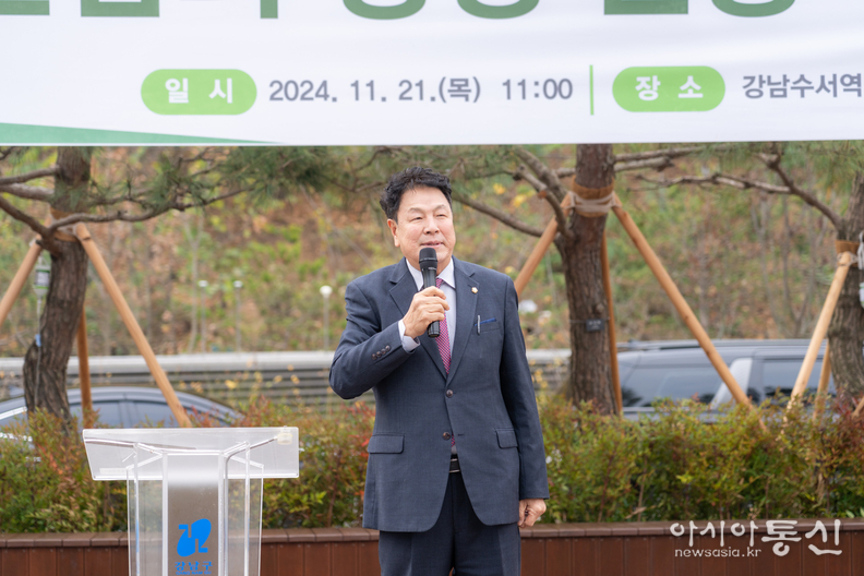 지난 21일 ‘강남수서역 만남의 광장 준공식’ 에서 강남구의회 이호귀 의장이 축사를 하고 있다.