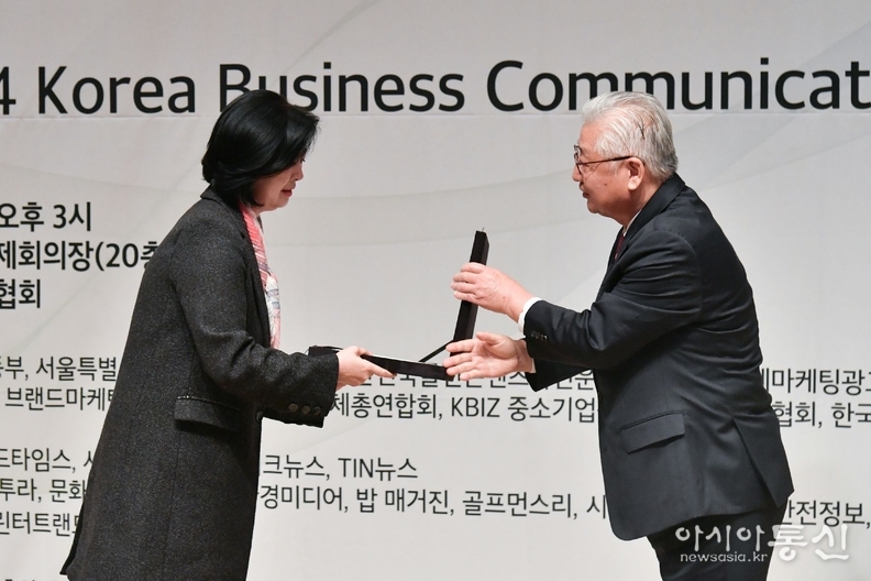‘2024 대한민국 커뮤니케이션대상’에서 해외특별상을 받는 옥재은 서울시의회 홍보물편집위원장(왼쪽)