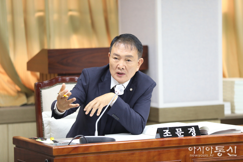 수원특례시의회 조문경의원(정자1.2.3동)이 행정사무 감사에서 마약류 관리대책 강화와 강력한 행정처분을 주문하고 있다 
