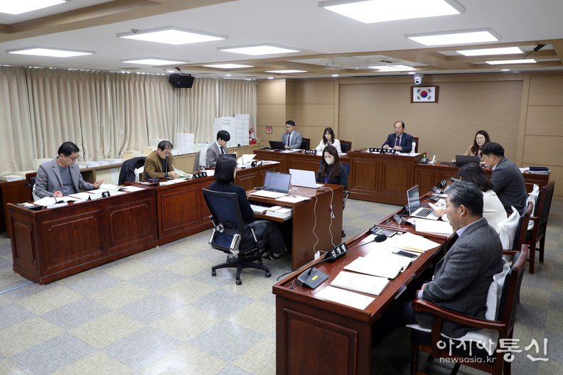 수원특례시의회 도시미래위원회가 행정사무감사를 진행하고 있다