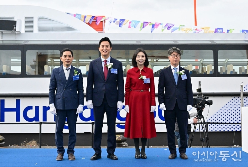 최호정 의장(오른쪽에서 두번째), 한강버스 첫 건조선박 진수식 참석