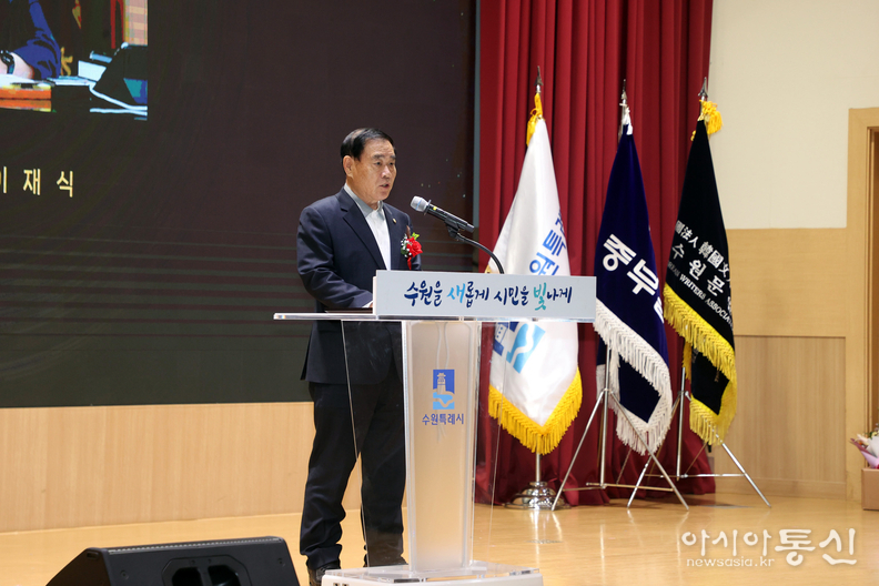 수원특례시 의회 이재식 의장이 홍제청년문학상시상식에서 인사말을 하고 있다
