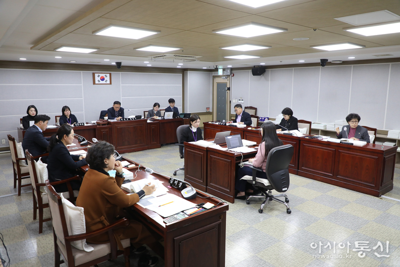 수원특례시의회 환경안전 위원회가 청소자원과 행정사무감사를 진행하고 있다