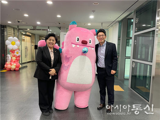 김영옥위원장이 김병민 서울시 정무부시장과 「2024 서울 어린이 꿈 축제」에 참석하여 기념사진을 찍고 있다.