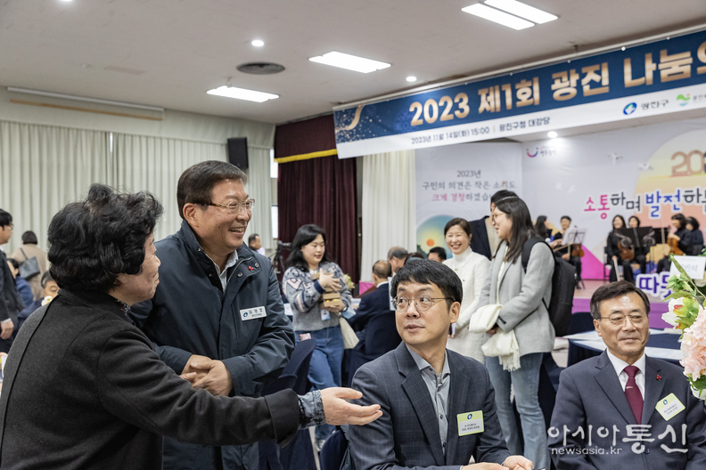 김경호 구청장(왼쪽 2번째, 지난해 광진 나눔의 날에서 구민과 소통하는 모습)