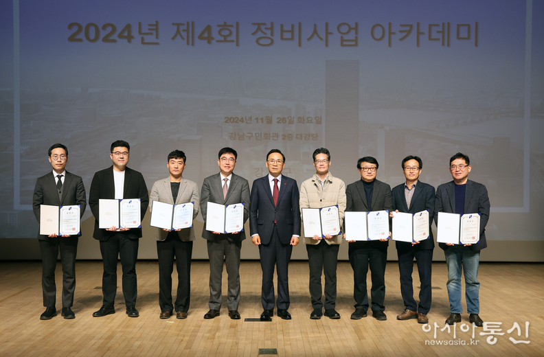 조성명 강남구청장이 새롭게 위촉한 자문위원들과 기념사진을 찍고 있다